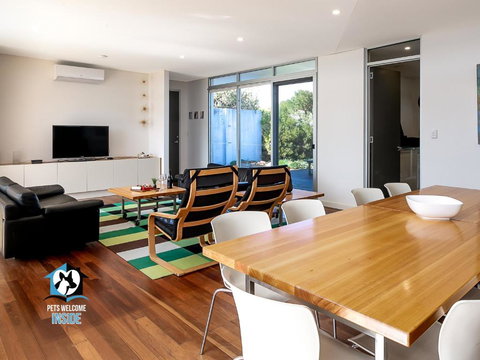 Architect Designed House Nestled In The Dunes - Accommodation Asia 2