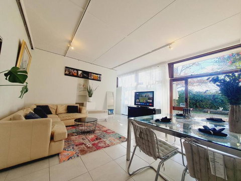 Architectural Bright Open 2B&1B Home With A Private Garden At Yarralumla - Accommodation Asia 3