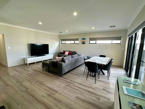 Arlia - Busselton - Accommodation Guide 1