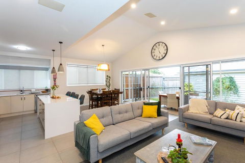 Armidale Cottage - House 1 - Accommodation Guide 0