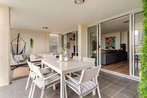 Artist Retreat With HUGE Entertaining Balcony - Accommodation Guide 1