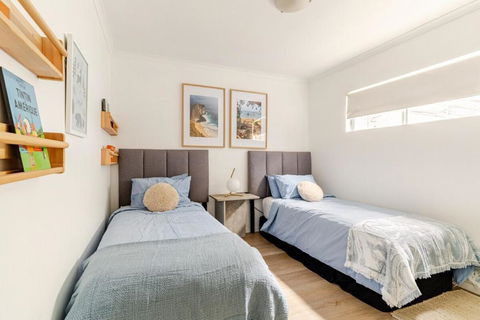 Artist Retreat With HUGE Entertaining Balcony - Accommodation Guide 3