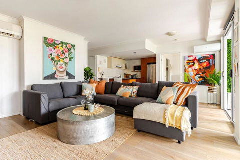 Artist Retreat With HUGE Entertaining Balcony - Accommodation Guide 0