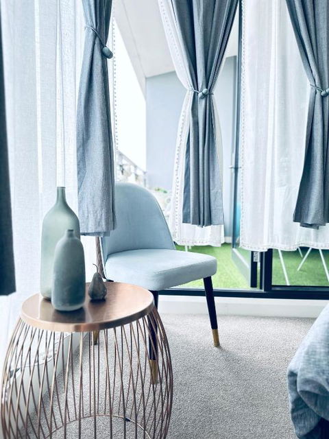Artistic Sunroom In Granville - Accommodation Guide 3