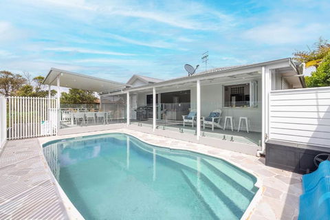 Ash Haven, 19 Ash St - Views, Pool, Air Con, Boat Parking, Wi-Fi - Accommodation Guide 2