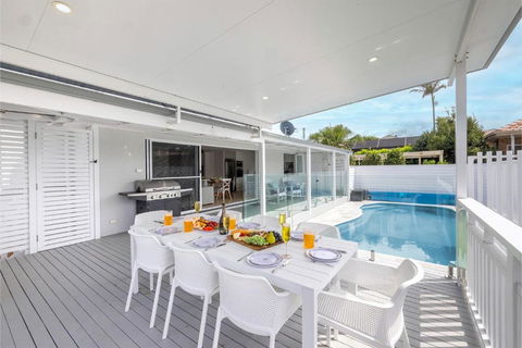 Ash Haven, 19 Ash St - Views, Pool, Air Con, Boat Parking, Wi-Fi - Accommodation Guide 1