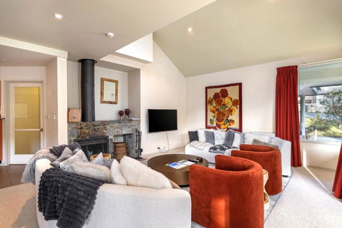 Aspect 5 Chalet A Stones Throw From All Thredbo Has To Offer - Accommodation Guide 0