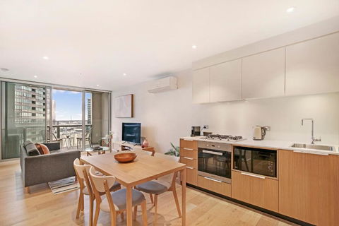 Astra Apartments Docklands - Accommodation Guide 2