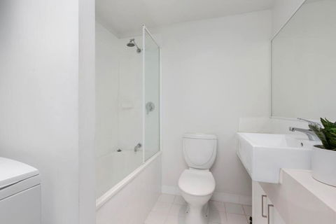 Astral Apartments. Spacious 2 Bed, 2 Bath Apartment In A Great Location. - Accommodation Guide 1