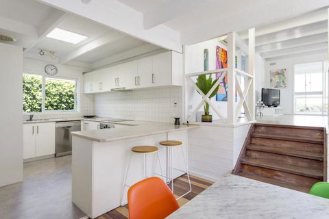 At Agnes Ave: Coastal Views - Accommodation Guide 4