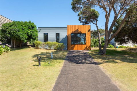 At Agnes Ave: Coastal Views - Accommodation Guide 1