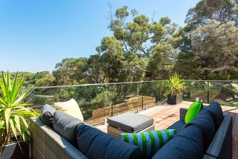 At Agnes Ave: Coastal Views - Accommodation Guide 0