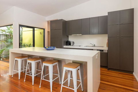 At Lizzie - Accommodation Guide 1