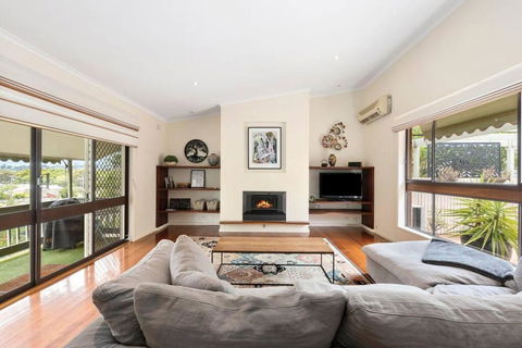 At The Hilltop - Sleeps 10 - Accommodation Guide 0
