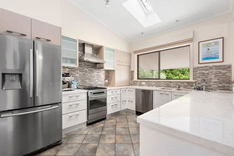 At The Hilltop - Sleeps 10 - Accommodation Guide 3