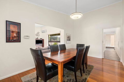 At The Hilltop - Sleeps 10 - Accommodation Guide 4