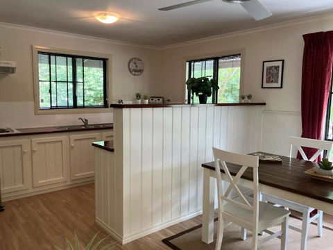 Auburn Hideaway - Accommodation Guide 2