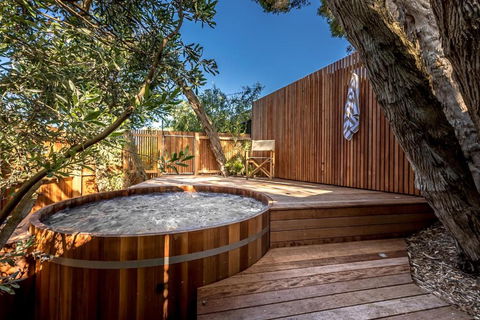 Aura Hot Tub Retreat - Unique Cedar Hot Tub Experience, 650m To Tyrone Foreshore - Accommodation Guide 0