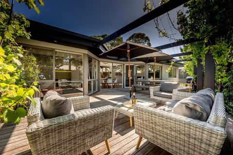 Aura Hot Tub Retreat - Unique Cedar Hot Tub Experience, 650m To Tyrone Foreshore - Accommodation Guide 2