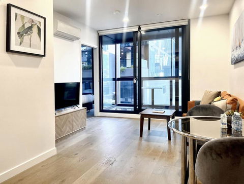 Aura On Lonsdale - Accommodation Guide 3