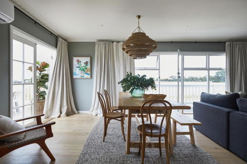 Aurora - Beachside Beauty - Accommodation Guide 2