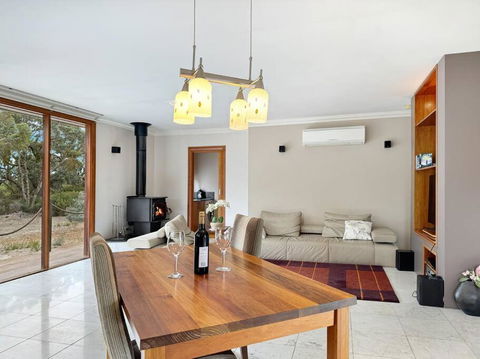 Aurora Cottages - Mountain View - Accommodation Guide 4