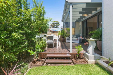 Avenue Escape - Contemporary Living At Corrimal - Accommodation Guide 0