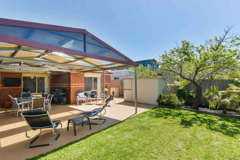 Avenue Family Retreat - Accommodation Guide 1