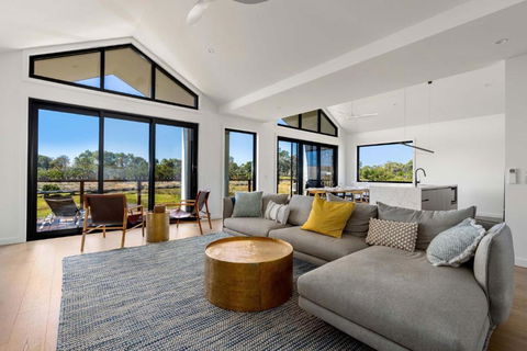 Awakening Broadbeach - Wifi, Linen - Accommodation Guide 0