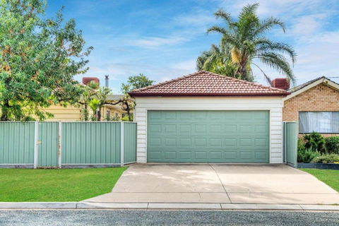 Ayr House - Echuca Holiday Homes - Accommodation Guide 4