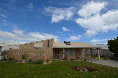 Ayres Rocks - Accommodation Guide 0