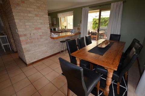 Ayres Rocks - Accommodation Guide 1