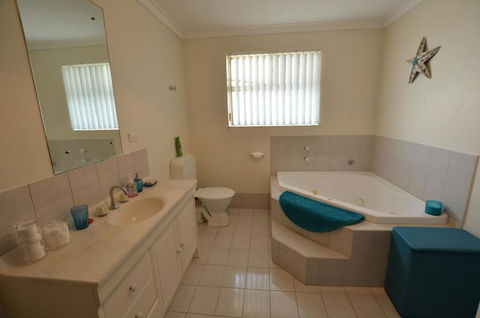 Ayres Rocks - Accommodation Guide 3