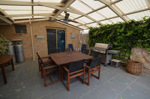 Ayres Rocks - Accommodation Guide 2