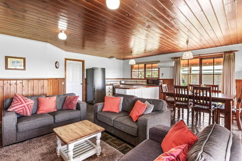 Apollo Bay Cottages- Hopetoun - Accommodation Guide 1