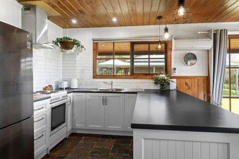 Apollo Bay Cottages- Wild Dog - Accommodation Guide 2