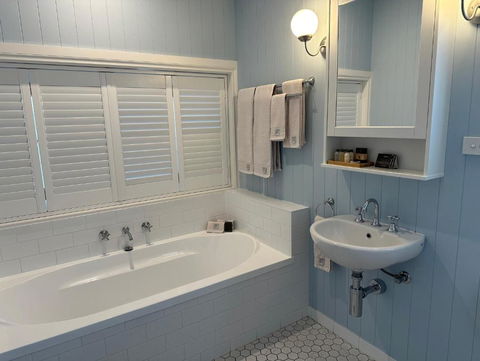 B & B On The Water - Accommodation Guide 2