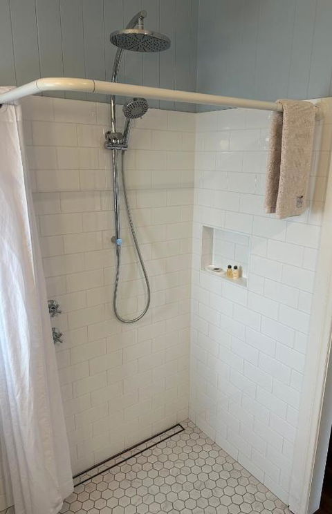 B & B On The Water - Accommodation Guide 1