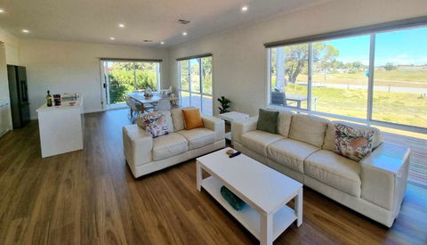 Banksia Lakeview Retreat - Accommodation Asia 2