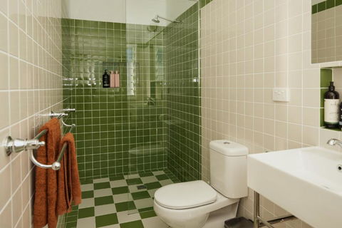 BAY PROPERTIES . The Sailor Shack - Accommodation Guide 4