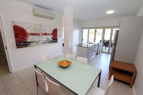 Beachside Apartment 5 - Accommodation China 2