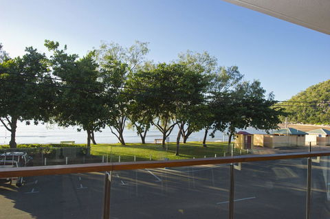 Maggies Beachfront Apartment 10 - Accommodation China 8