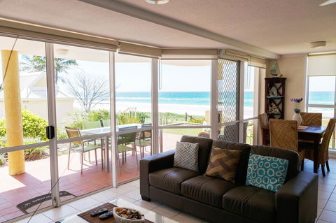 Crystal Beachfront Apartments - Accommodation China 39
