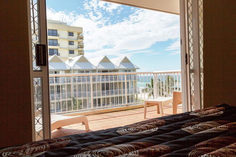 Crystal Beachfront Apartments - Accommodation China 44