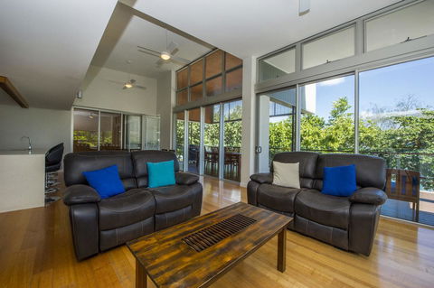 Maggies Beachfront Apartment 12 - Accommodation China 4
