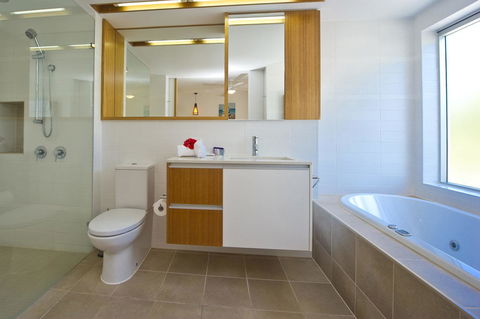 Maggies Beachfront Apartment 12 - Accommodation China 11