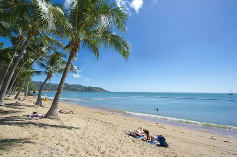 Maggies Beachfront Apartment 8 - Accommodation China 1