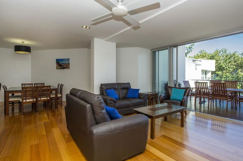 Maggies Beachfront Apartment 8 - Accommodation China 2