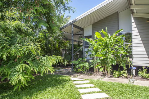 Whispering Palms - Accommodation China 0