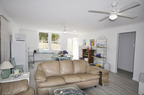 Retro Beach Flat - Accommodation Asia 3